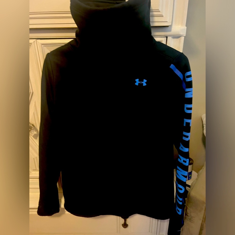 Under Armour sweatshirt, never worn size small has front pocket for hands